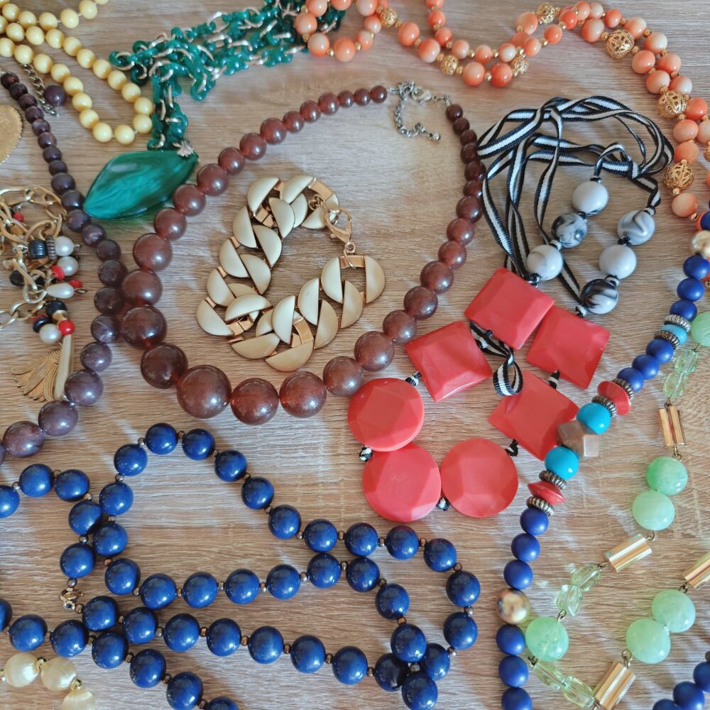 Vintage & Vintage Style Beaded Retro Jewelry Lot: Necklaces and Bracelets - Picture 4 of 5
